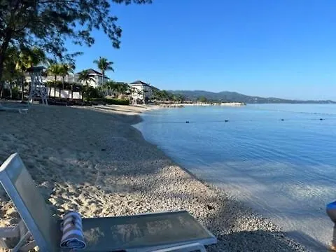 Appartamento Newly Renovated 2Br 2Ba With Beach Access Montego Bay