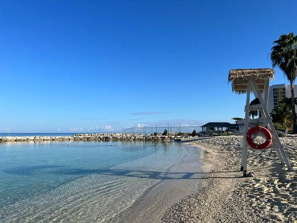 Appartamento Newly Renovated 2Br 2Ba With Beach Access Montego Bay