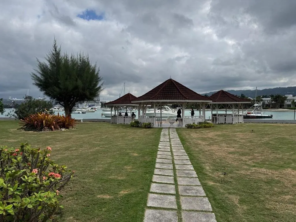 Newly Renovated 2Br 2Ba With Beach Access Montego Bay